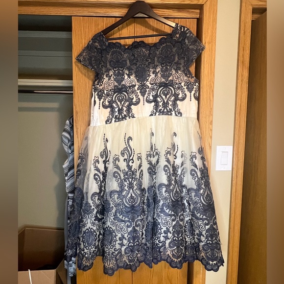 Plus size women’s navy and cream mid length prom/unconventional wedding dress - Picture 3 of 3